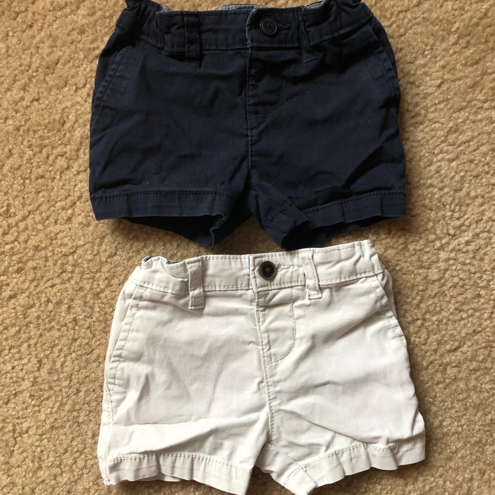 OshKosh B’gosh 2pair boy shorts-size 6 months. Great condition. See pictures.